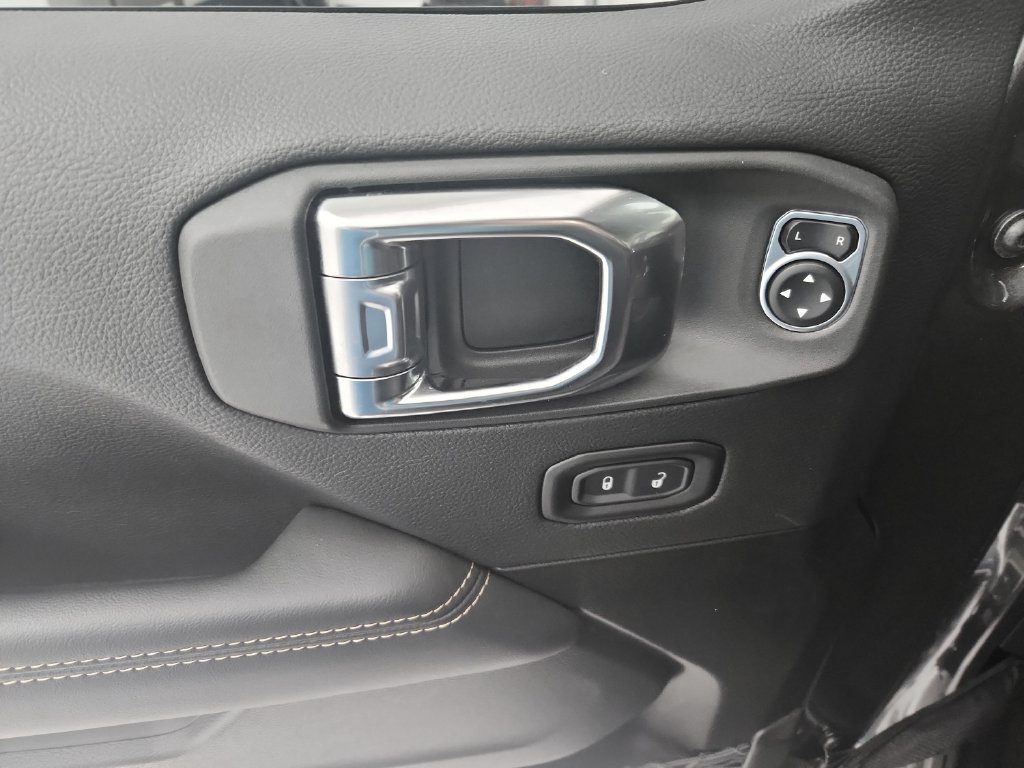 Used 2025 Jeep Wrangler Unlimited Sahara AWD/4WD image 24