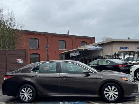 Used 2018 Toyota Camry LE image 5