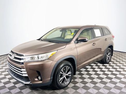 Used 2017 Toyota Highlander Plus AWD/4WD image 4