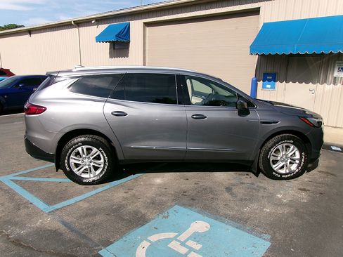 Used 2021 Buick Enclave Essence image 6
