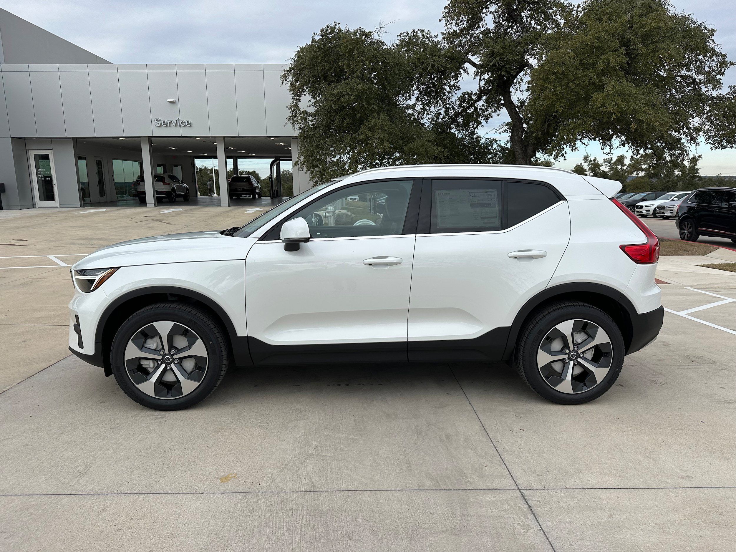 Used 2025 Volvo XC40 B5 Core w/ Protection Package Premier AWD/4WD image 3