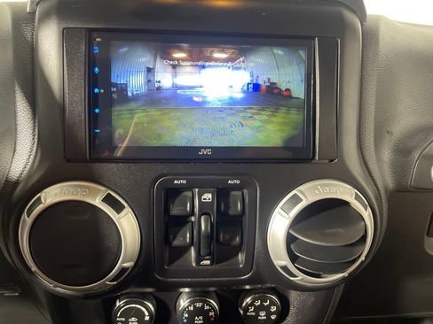 Used 2015 Jeep Wrangler Unlimited Sahara w/ Connectivity Group AWD/4WD image 16