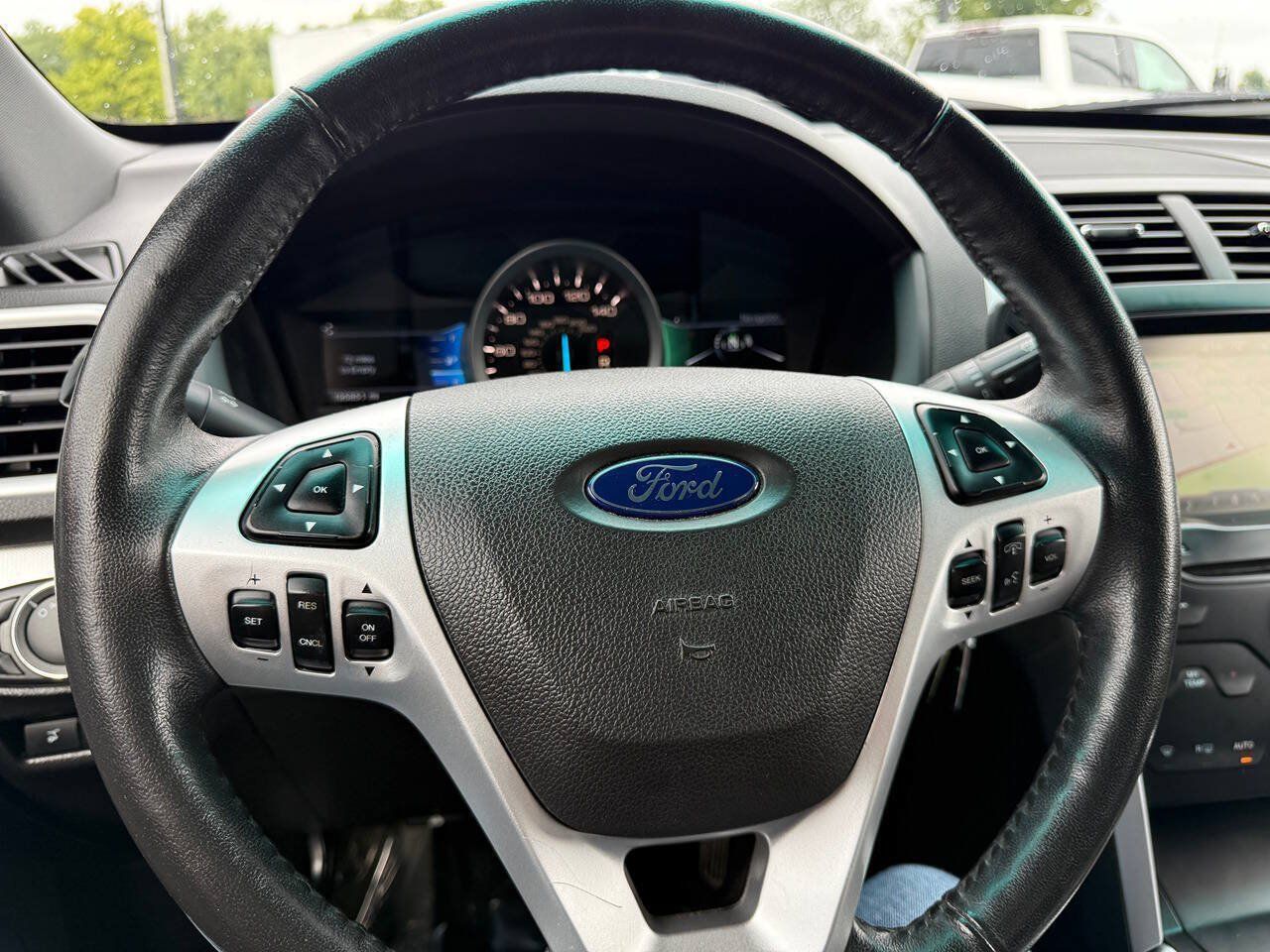 Used 2015 Ford Explorer XLT w/ Equipment Group 202B AWD/4WD image 12