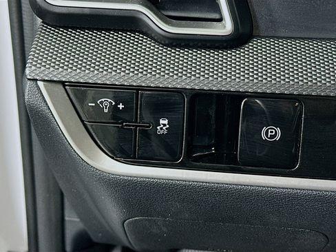 Used 2025 Kia Sportage LX image 17