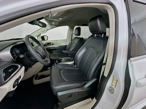 Used 2024 Chrysler Pacifica Touring-L image 20