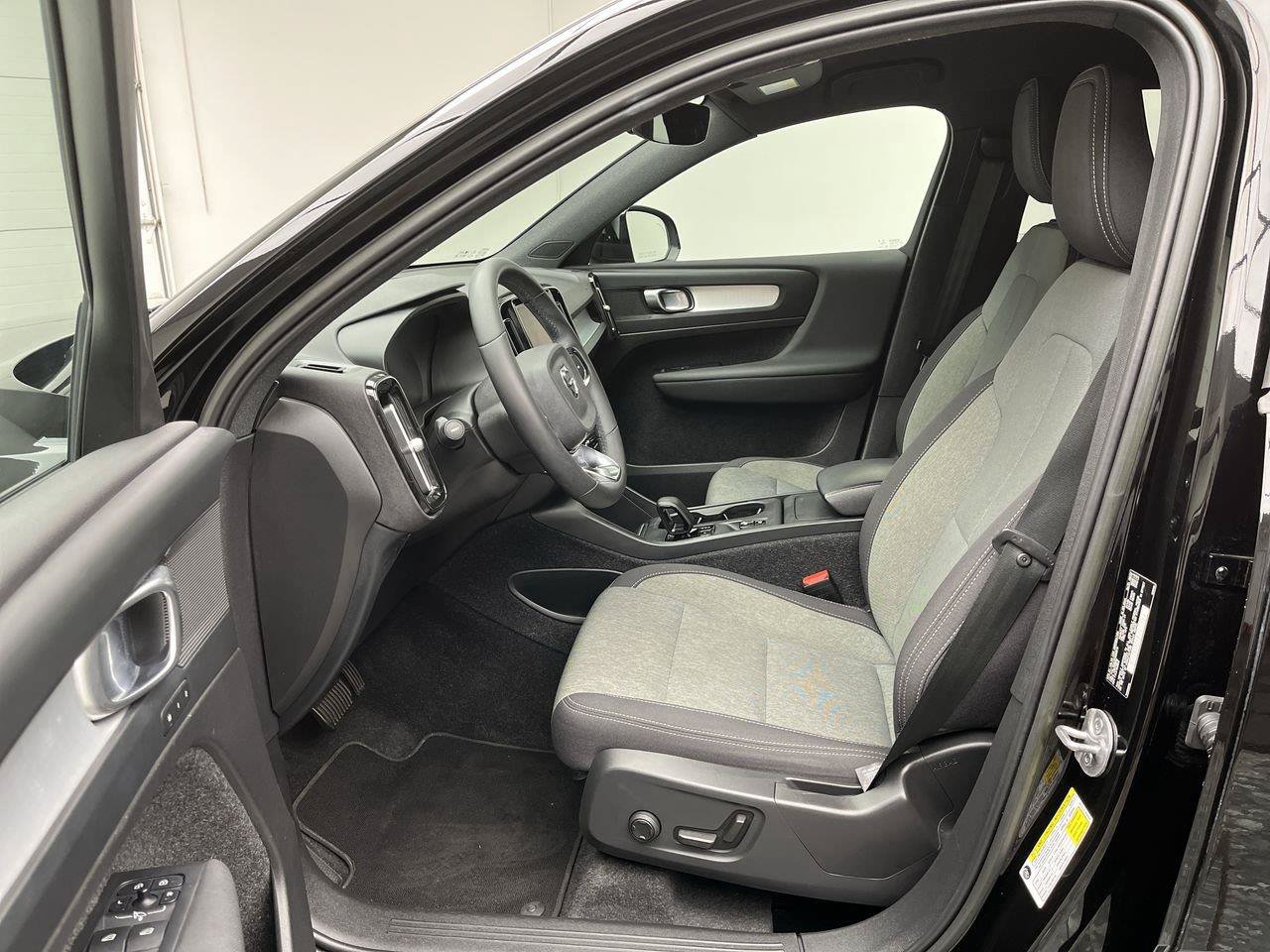 Used 2023 Volvo XC40 B5 Core AWD/4WD image 3
