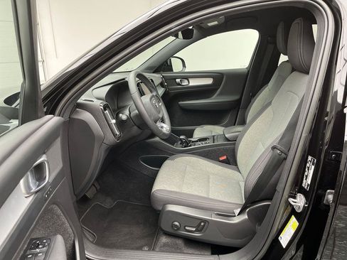 Used 2023 Volvo XC40 B5 Core AWD/4WD image 3