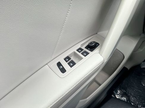 Certified 2022 Volkswagen Tiguan SE w/ Panoramic Sunroof Package image 13