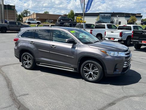 Used 2019 Toyota Highlander LE AWD/4WD image 6