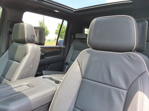 Used 2023 Chevrolet Suburban Premier w/ Premium Package 2 AWD/4WD image 26