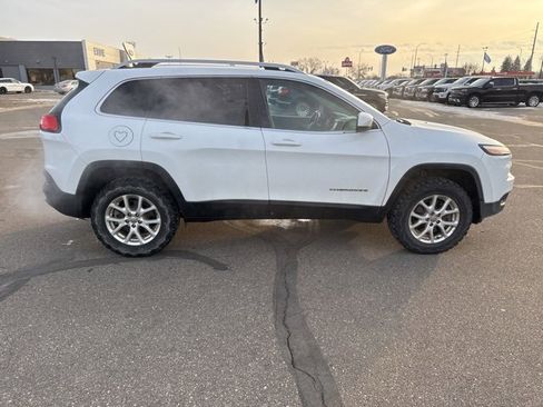 Used 2018 Jeep Cherokee Latitude w/ Cold Weather Group image 9