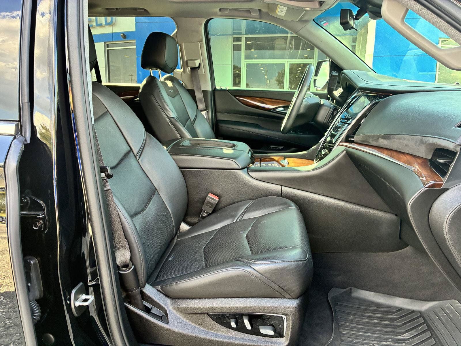 Used 2017 Cadillac Escalade Premium Luxury AWD/4WD image 9