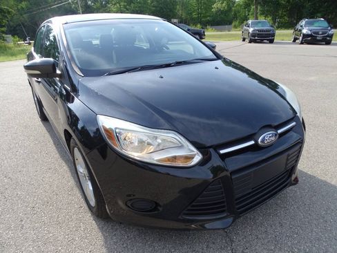 Used 2014 Ford Focus SE w/ SE Winter Package FWD image 3