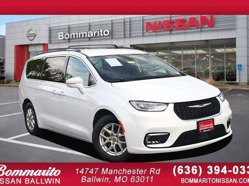 Used 2022 Chrysler Pacifica Touring-L FWD image 1