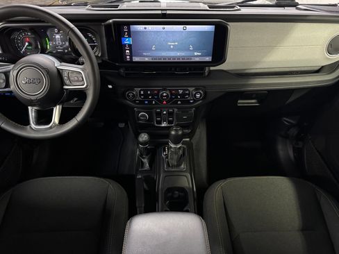 Used 2024 Jeep Wrangler Unlimited Sahara AWD/4WD image 17