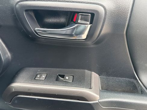 Used 2018 Toyota Tacoma TRD Sport w/ Technology Package RWD image 18