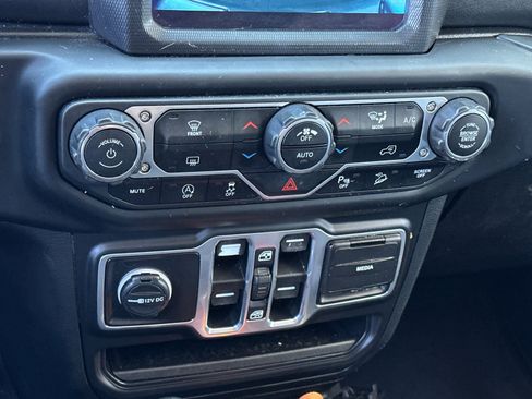 Used 2018 Jeep Wrangler Unlimited Sahara AWD/4WD image 20
