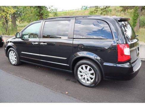 Used 2016 Chrysler Town & Country Touring w/ Driver Convenience Group image 5