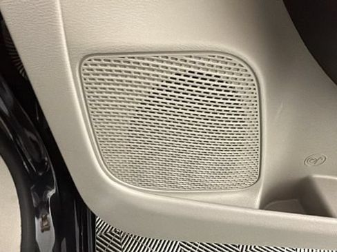 Used 2023 Chrysler Pacifica Touring-L FWD image 31