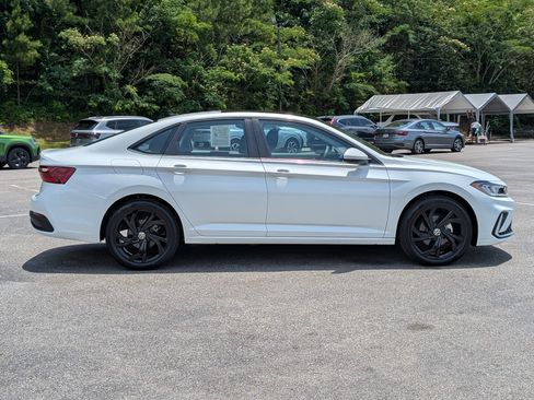 Used 2025 Volkswagen Jetta SE w/ Sunroof Package FWD image 10