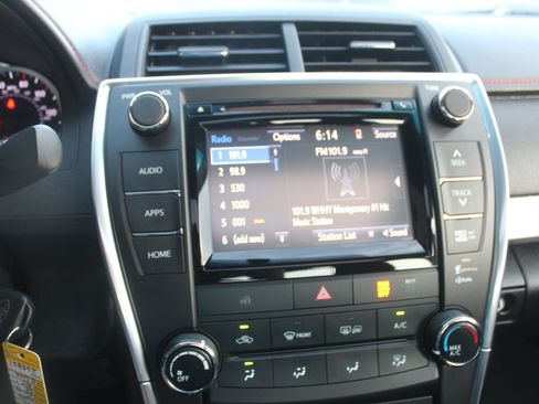 Used 2017 Toyota Camry SE w/ Moonroof Package FWD image 11