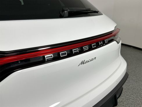 Certified 2023 Porsche Macan image 17