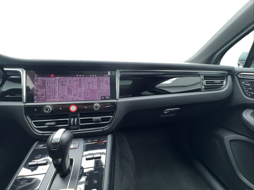 Used 2024 Porsche Macan AWD/4WD image 47