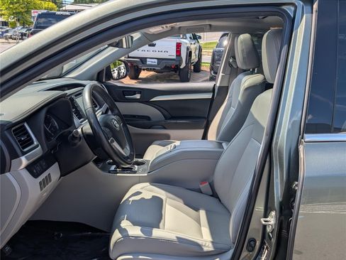Used 2019 Toyota Highlander XLE AWD/4WD image 17