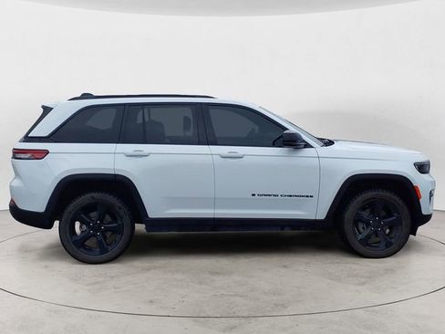 Used 2023 Jeep Grand Cherokee Altitude AWD/4WD image 6