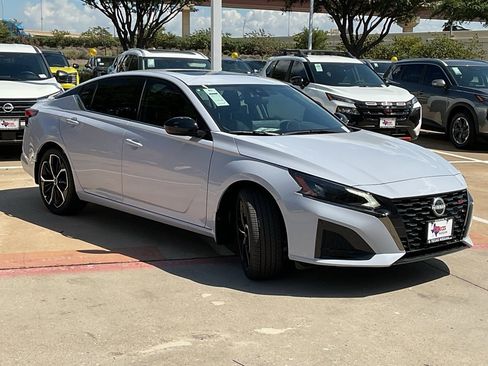 New 2025 Nissan Altima 2.5 SR image 4