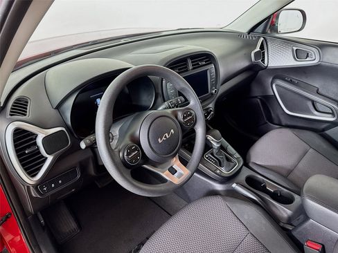 Used 2024 Kia Soul LX w/ LX Technology Package image 9