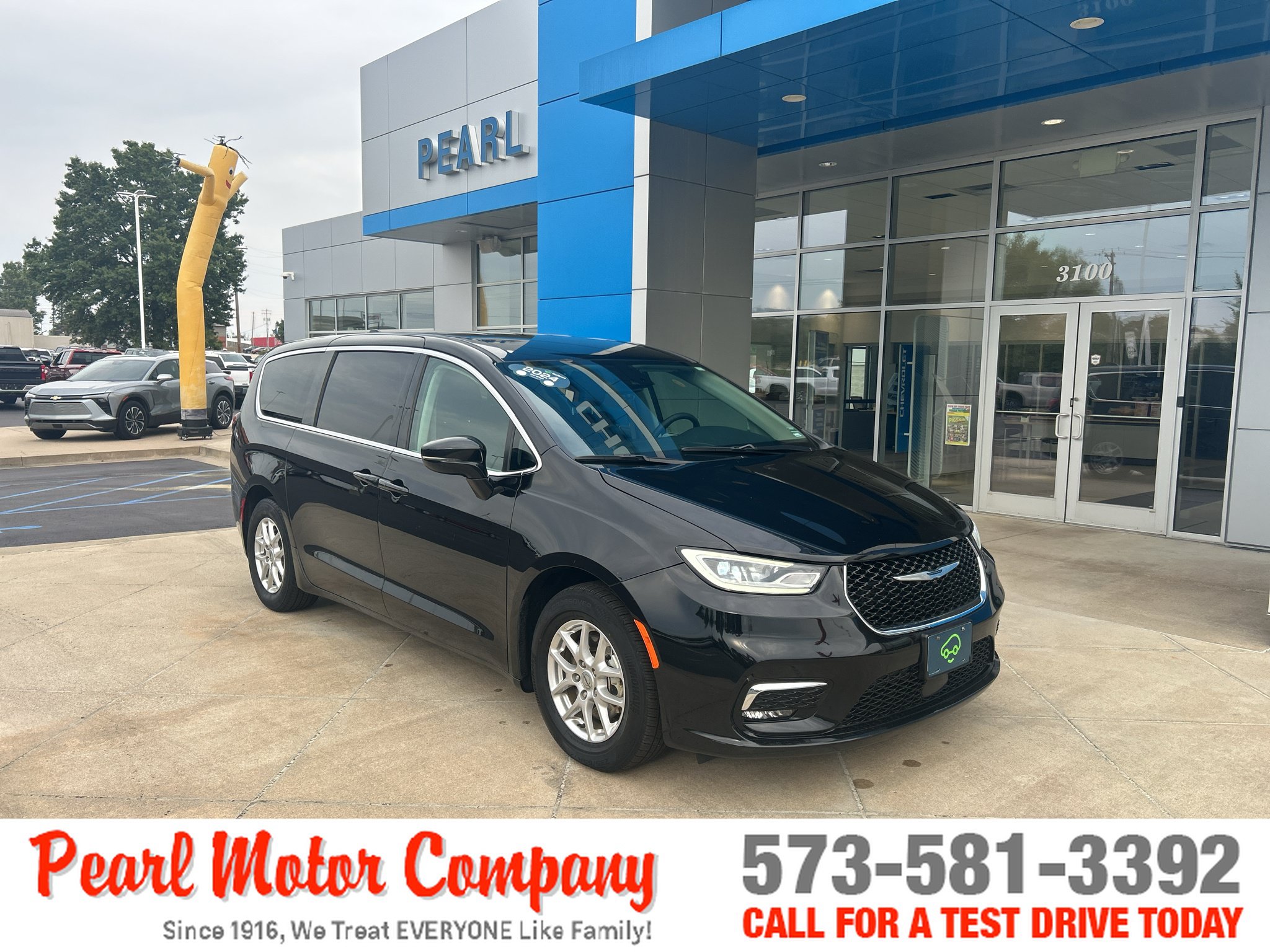 Used 2024 Chrysler Pacifica Touring-L FWD image 1