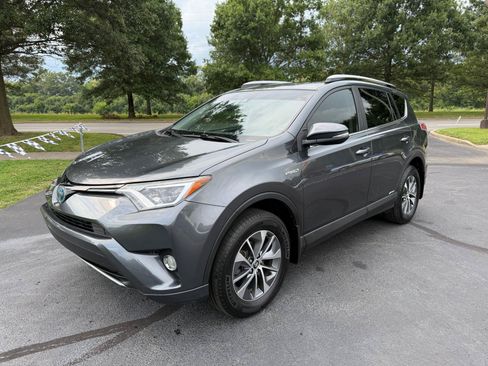 Used 2018 Toyota RAV4 XLE AWD/4WD image 2