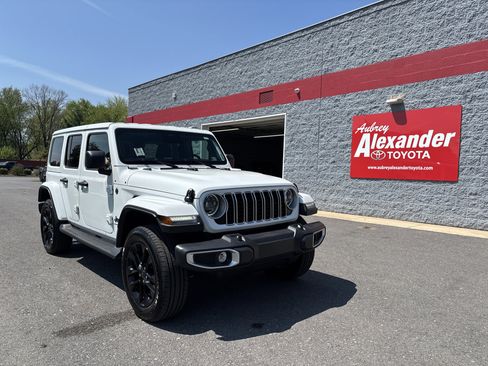 Used 2025 Jeep Wrangler Unlimited Sahara AWD/4WD image 1