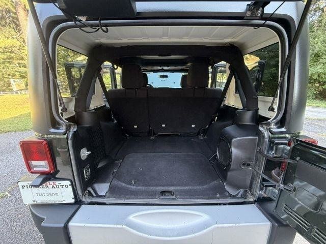 Used 2011 Jeep Wrangler Unlimited Sahara w/ Connectivity Group AWD/4WD image 24