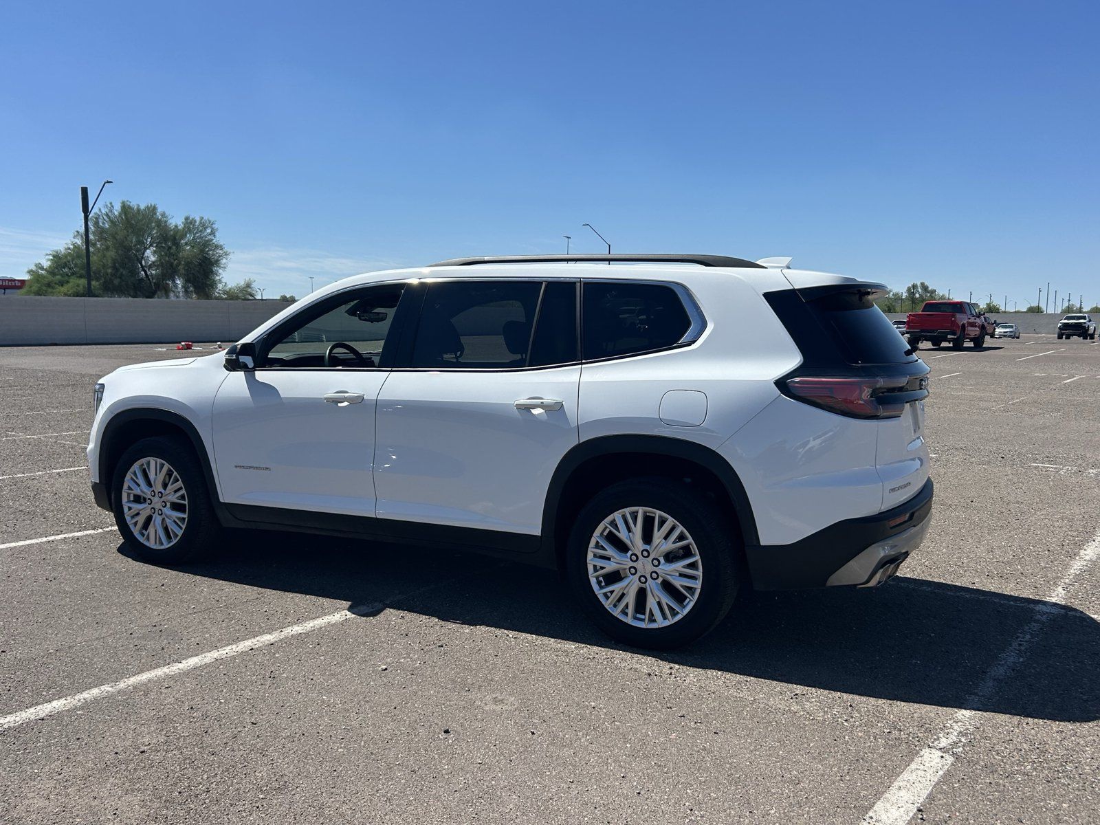 Used 2026 GMC Acadia Elevation w/ Elevation Premium Package FWD image 3