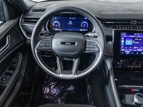 New 2025 Jeep Grand Cherokee Altitude image 31