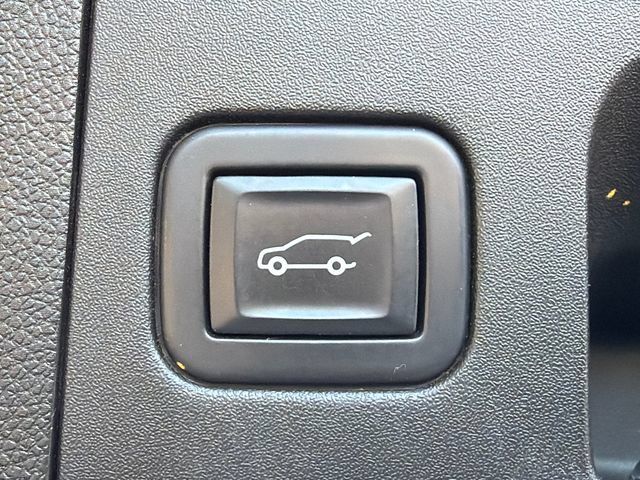 Used 2023 Cadillac XT4 Luxury w/ LPO, Onyx Lite Package FWD image 19