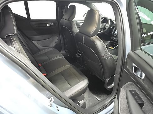Used 2022 Volvo XC40 P8 Recharge Plus image 18