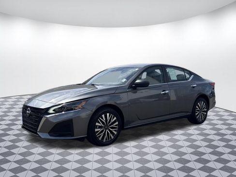 Used 2024 Nissan Altima 2.5 SV AWD/4WD image 3