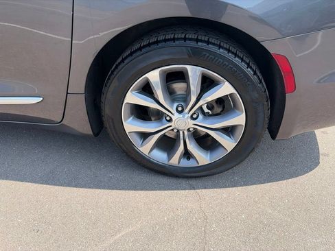 Used 2020 Chrysler Pacifica Limited w/ Tire & Wheel Group FWD image 9