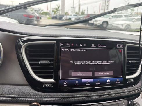 Used 2022 Chrysler Pacifica Touring-L FWD image 5