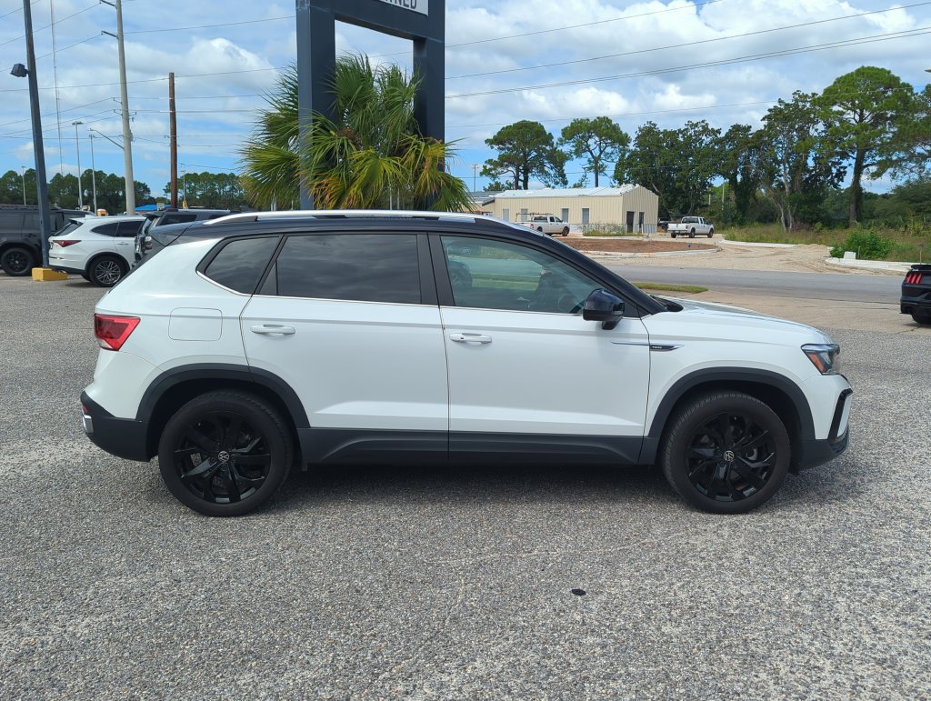 Used 2023 Volkswagen Taos SE w/ Panoramic Sunroof Package FWD image 8