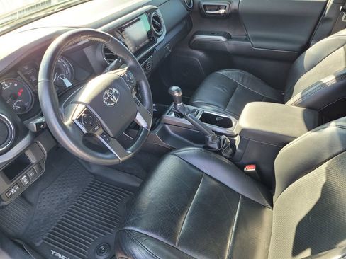 Used 2019 Toyota Tacoma TRD Off-Road AWD/4WD image 11