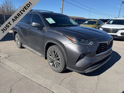 Used 2021 Toyota Highlander Platinum image 3