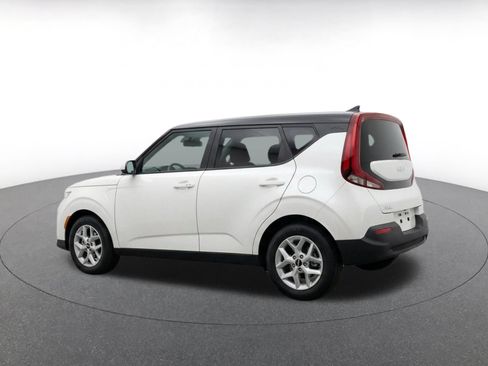 Used 2025 Kia Soul LX w/ LX Technology Package FWD image 5