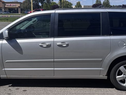 Used 2011 Volkswagen Routan SEL FWD image 5