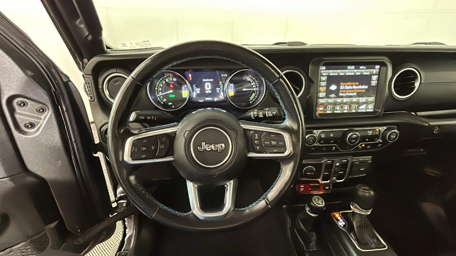 Used 2022 Jeep Wrangler Unlimited Rubicon 4xe w/ Cold Weather Group AWD/4WD image 17