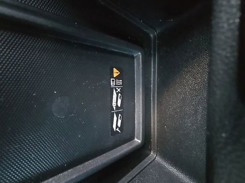 Used 2023 Chevrolet Traverse LT image 21