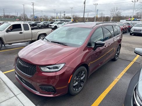 Used 2023 Chrysler Pacifica Limited w/ S Appearance Package image 2